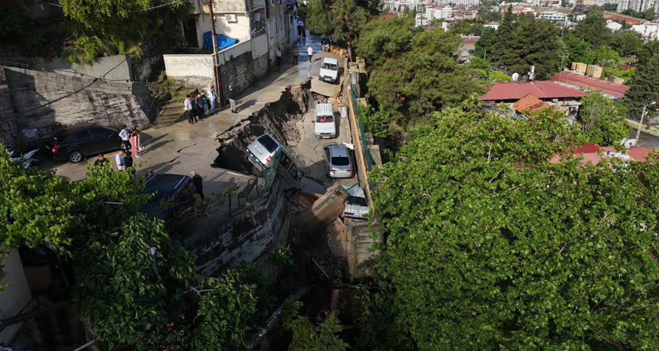 Aşırı yağışla birlikte çöken yol 5 aracı yuttu