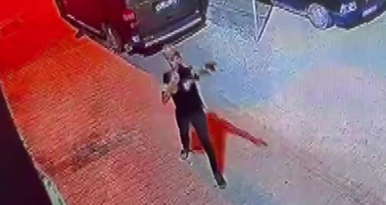 Adana’da kimliği henüz belirlenemeyen bir şüpheli, bir eve silahlı saldırı düzenledi. Silahının tutukluk yapması üzerine kısa süreli panik yaşayan şüpheli, ardından yeniden ateş ederek olay yerinden kaçtı. O anlar ise saniye saniye güvenlik kamerasına yansıdı.