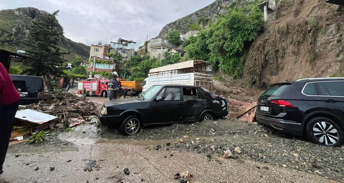 Hatay'da aşırı yağış sonrası yaşanan heyelanla birlikte müstakil ev çöktü, 3 kişi kurtarıldı. Hastaneye kaldırılan 3 kişiden 1'inin hayatını kaybettiği belirlendi.