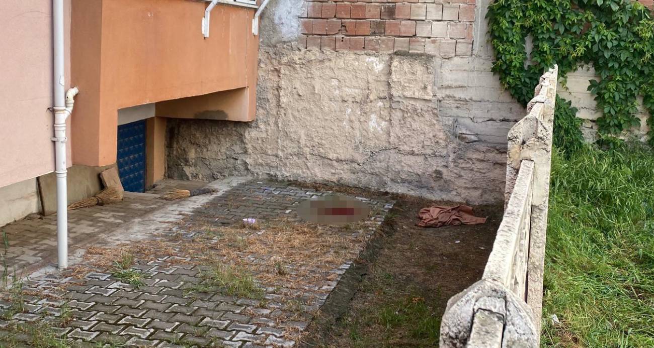 Elazığ’da 5. kattan düşen 17 yaşındaki genç kız ağır yaralandı.