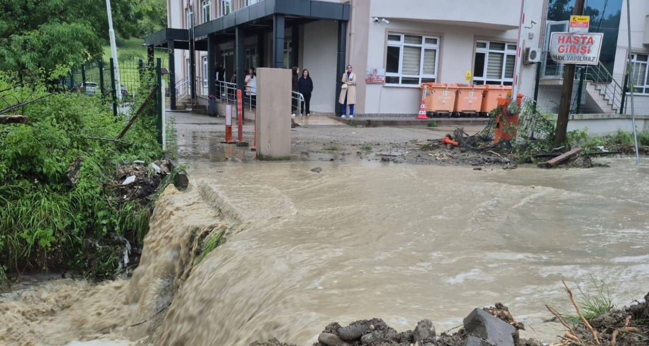Bartın'da 5 yol, 15 ev ve iş yerinde su baskını yaşandı, mahsur kalan 32 kişi kurtarıldı