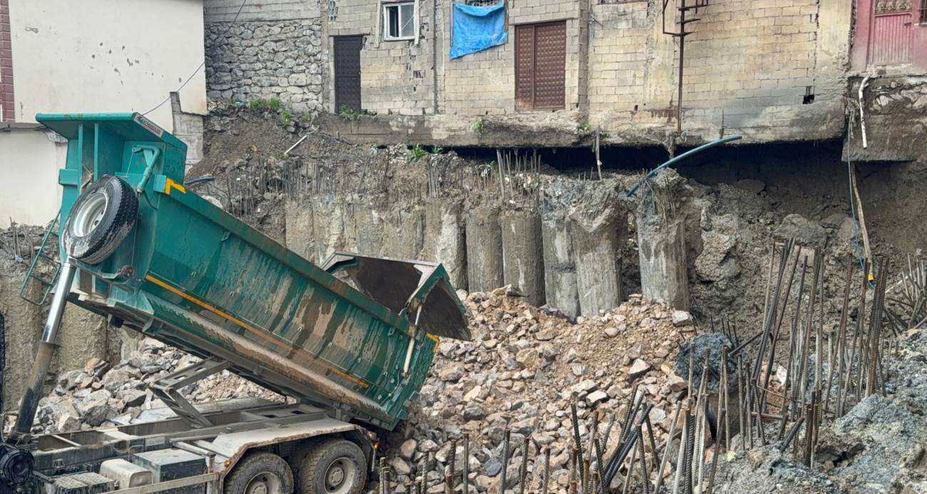 Hakkari’de toplum sağlığı merkezinin temel kazısı sonrası meydana gelen zemin kayması bölgede paniğe neden oldu.