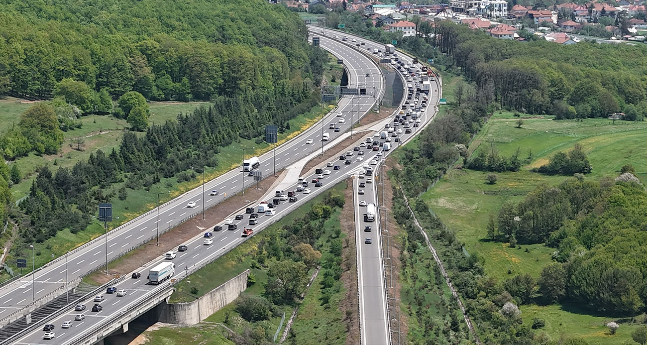 9 günlük Kurban Bayramı tatilini memleketlerinde veya tatil beldelerinde geçirmek isteyen vatandaşlar yollara düştü. Anadolu’ya geçişin en önemli güzergahlarından biri olan TEM Otoyolu ve D-100 kara yolunun Bolu geçişinde tatil yoğunluğu başladı.