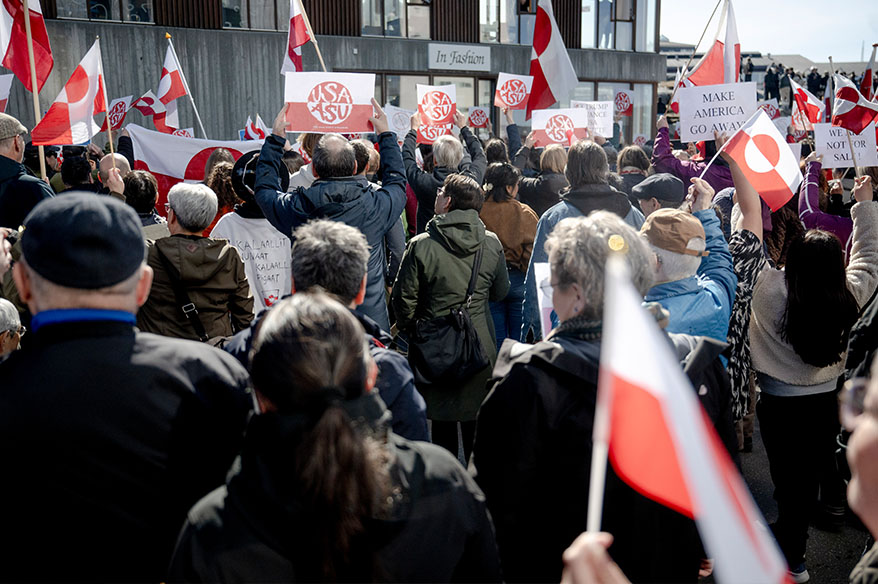 Grönland'daki yeni ABD konsolosluğu önünde protesto
