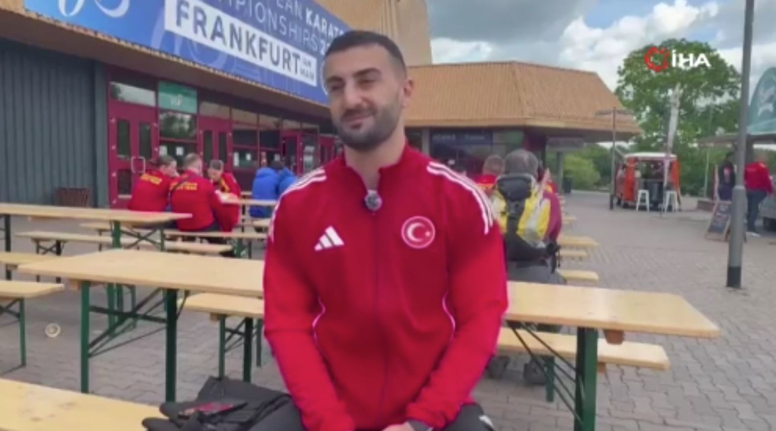  Almanya’nın Frankfurt kentinde düzenlenen Avrupa Karate Şampiyonası’nda +84 kiloda yarın 5. Avrupa şampiyonluğu için tatamiye çıkacak olan milli sporcu Uğur Aktaş, "Bu süreçte büyüklerde 4 kez Avrupa şampiyonu oldum. 3 kez de takımlarda altın madalya kazandım. Umuyorum ki yarın 5. altın madalya olacak" dedi.