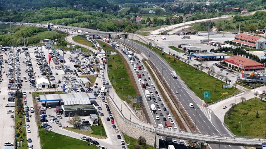 Bolu geçişinde bayram trafiği erken başladı: Yollarda uzun kuyruklar oluştu