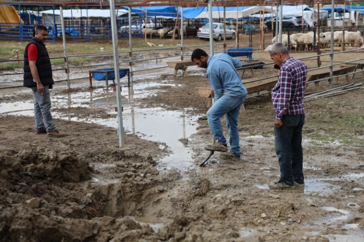 Kurban pazarlarını su bastı, besiciler belediyeye isyan etti