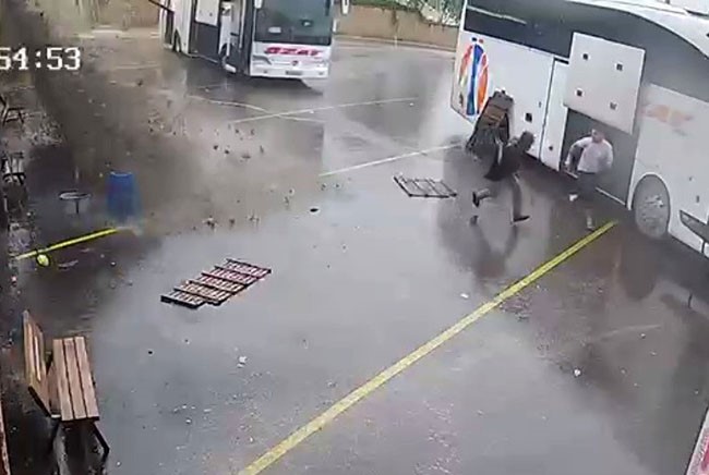 Otobüs perondan çıktı, saniyeler sonra toprak kayması oldu, görevli ise son anda kaçtı