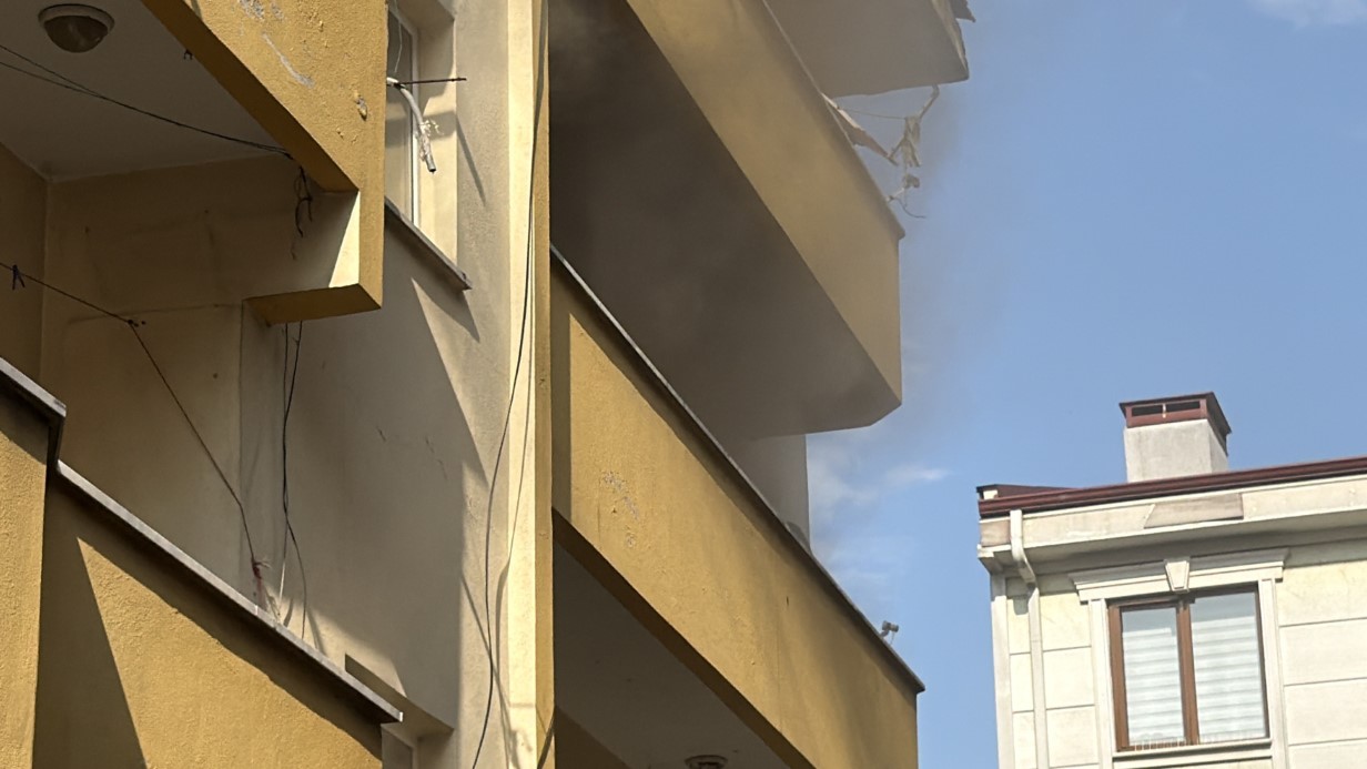 Düzce’de 3 katlı binada yangın paniği