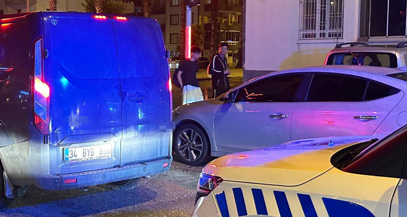 Adana’nın Ceyhan ilçesinde bir sitede meydana gelen silahlı saldırıda sırtından vurulan şahıs ağır yaralanırken, olayla ilgili 2 şüpheli gözaltına alındı.