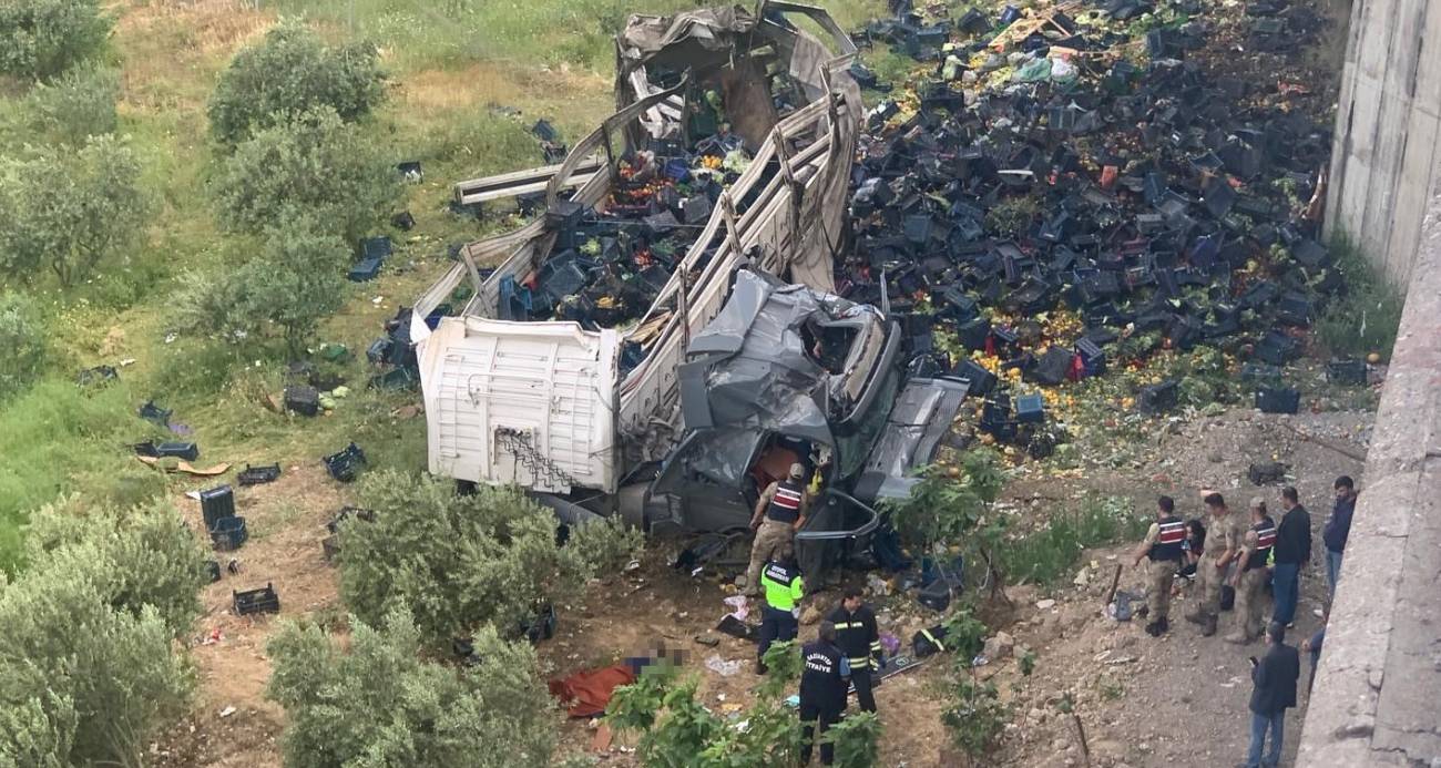 Otomobile çarpan sebze yüklü tır viyadükten aşağı uçtu: 3 ölü, 3 yaralı