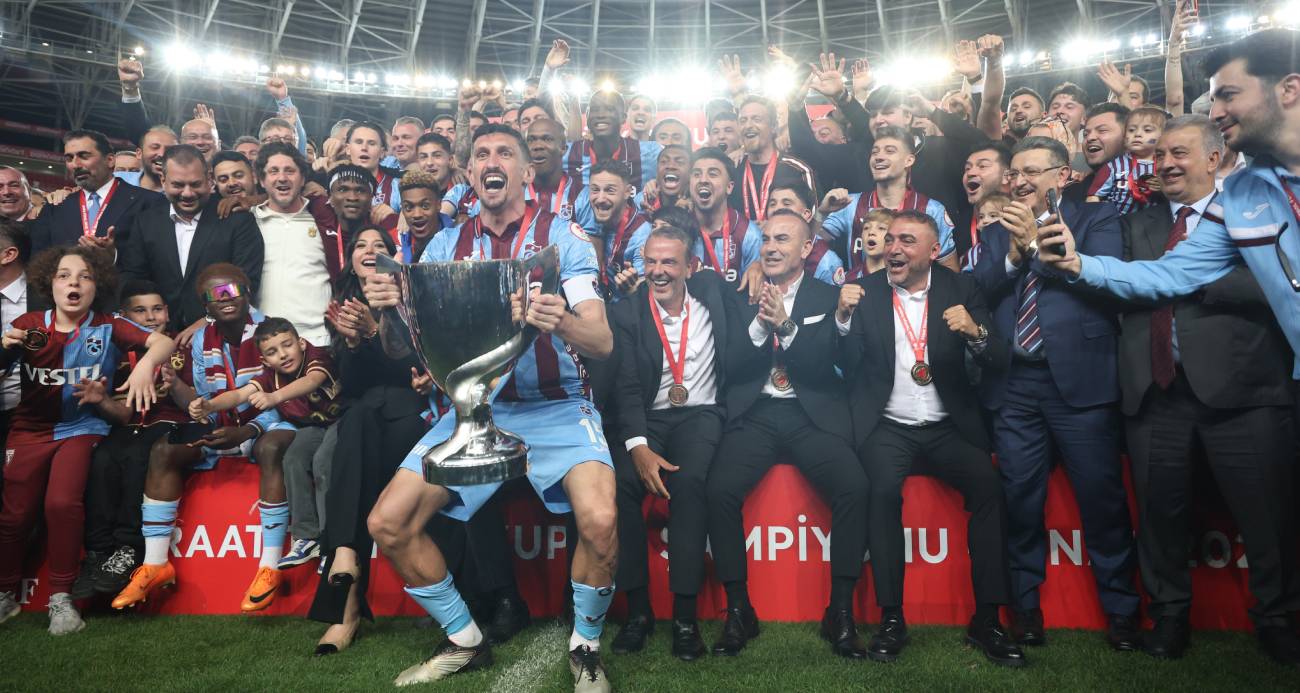 Ziraat Türkiye Kupası finalinde Konyaspor’u 2-1 mağlup eden Trabzonspor, düzenlenen törenle kupasına kavuştu.