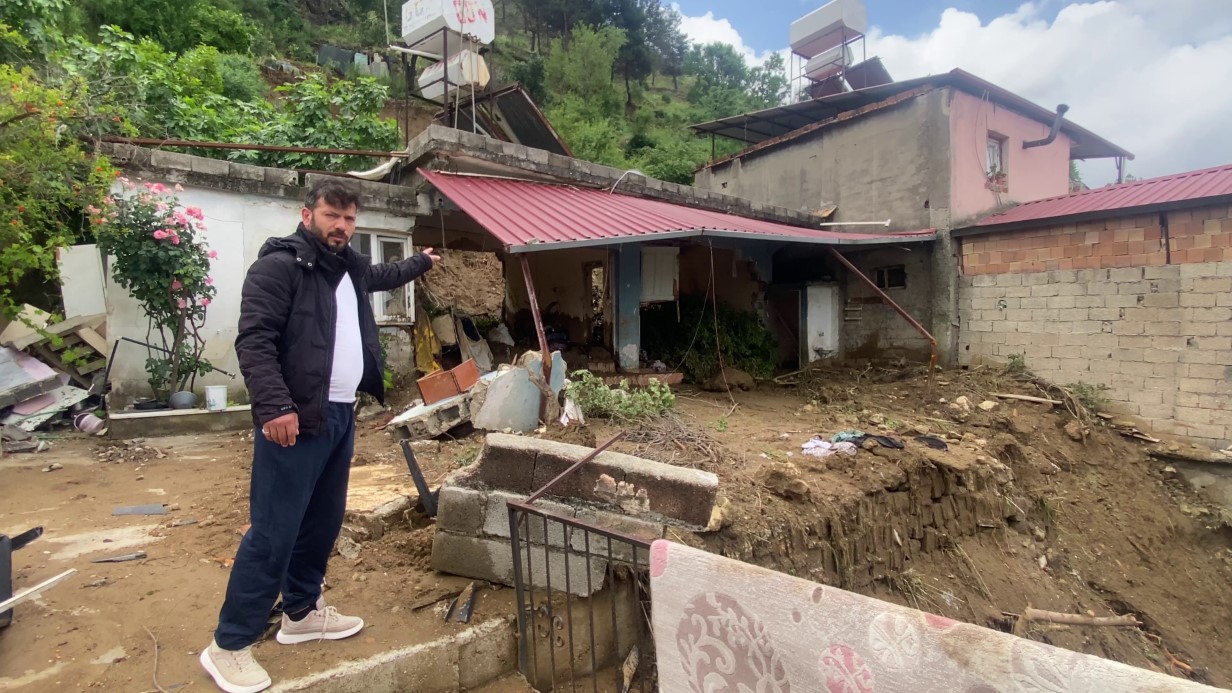 Hatay’da aşırı yağışla birlikte oluşan heyelana dayanamayan müstakil evin duvarları çöktü. Afete uykusunda yakalanan 15 yaşındaki Abdulhanan Elmuhammed hayatını kaybetti. Olay yerindeki aileye yardıma koşan Mehmet Ceylan, "Çocuğumuz çekyatın altında sıkışarak havasızlıktan hayatını kaybetmişti" dedi.
