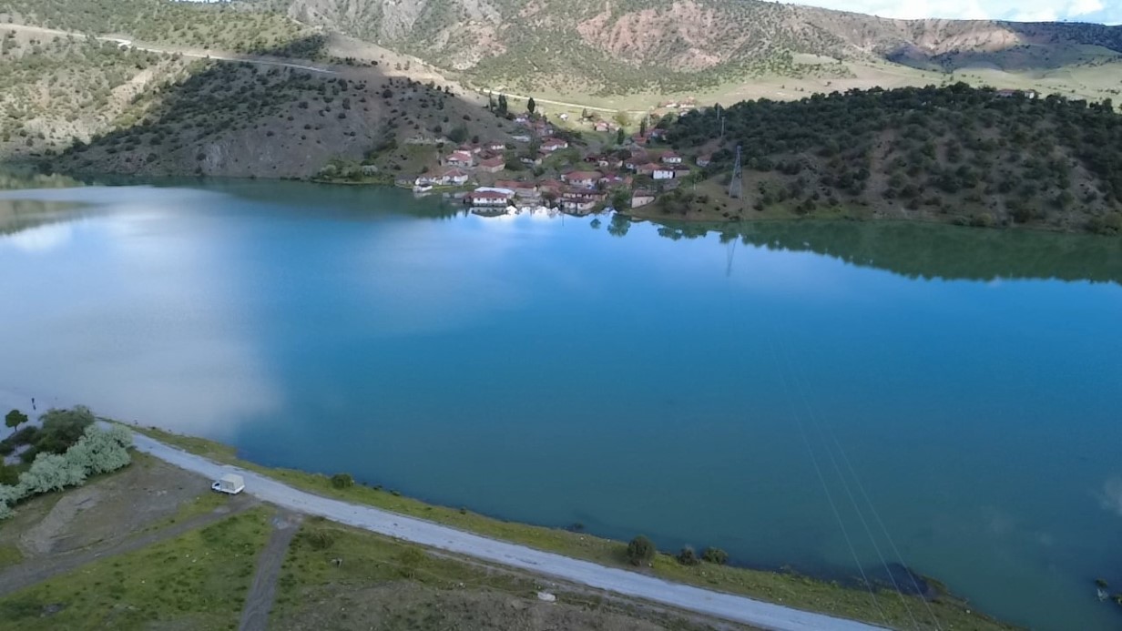 Yozgat’ta yolu sular altında kaln köye kayıkla ulaştılar