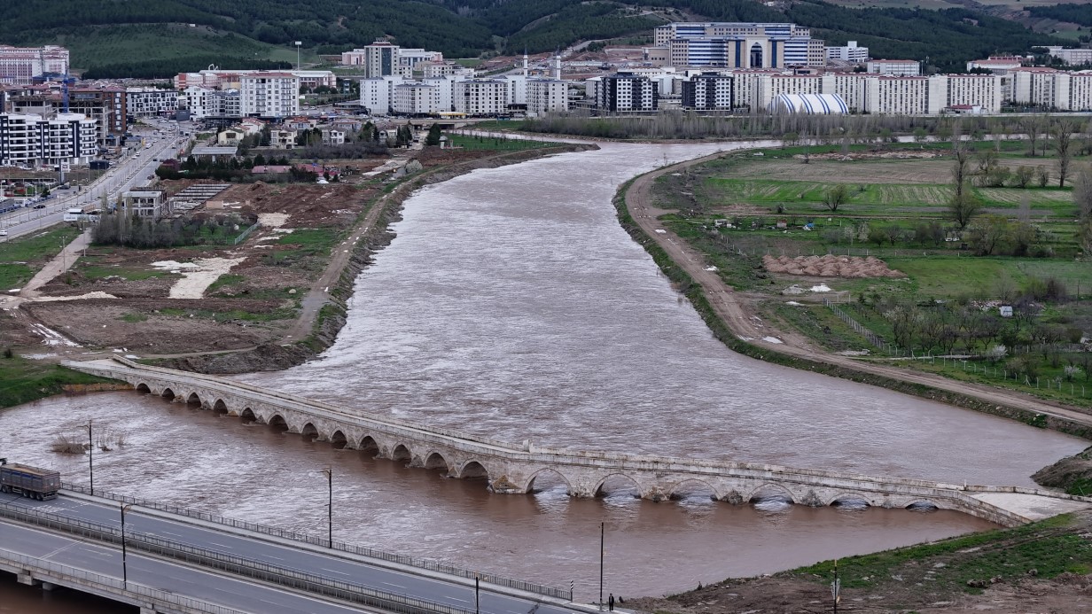 Modern köprüler bir bir yıkılırken, Selçuklu köprüsü 8 asırdır dimdik ayakta duruyor