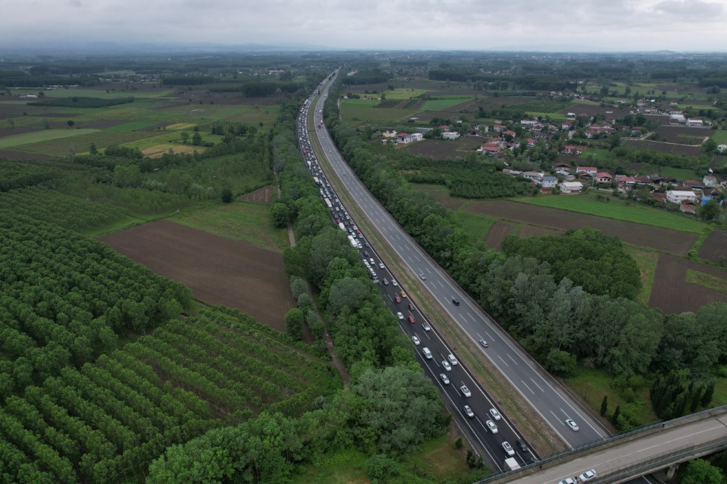 Bayram tatilinin ilk sabahında Sakarya geçişinde trafik durma noktasına geldi
