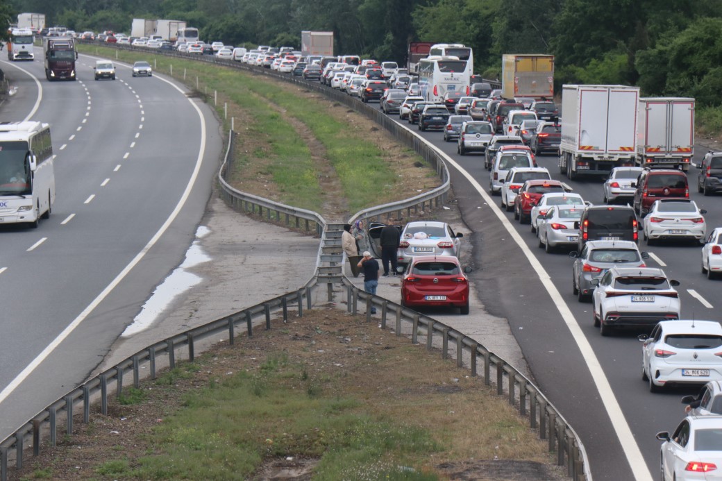 Bayram tatilinin ilk sabahında Sakarya geçişinde trafik durma noktasına geldi