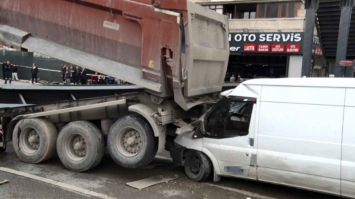 Ankara'da kamyon üst geçide çarptı: 3 yaralı