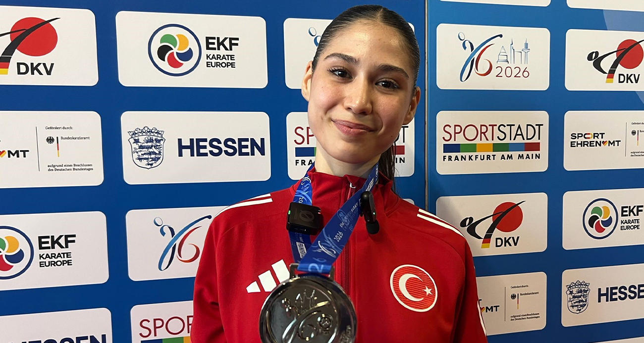 Almanya'nın Frankfurt kentinde düzenlenen Büyükler Avrupa Karate Şampiyonası'nı kadın kumite 55 kiloda gümüş madalya ile tamamlayan milli sporcu Zümra Rezzan İm, hem mutlu hem de üzüntülü olduğunu söyledi.