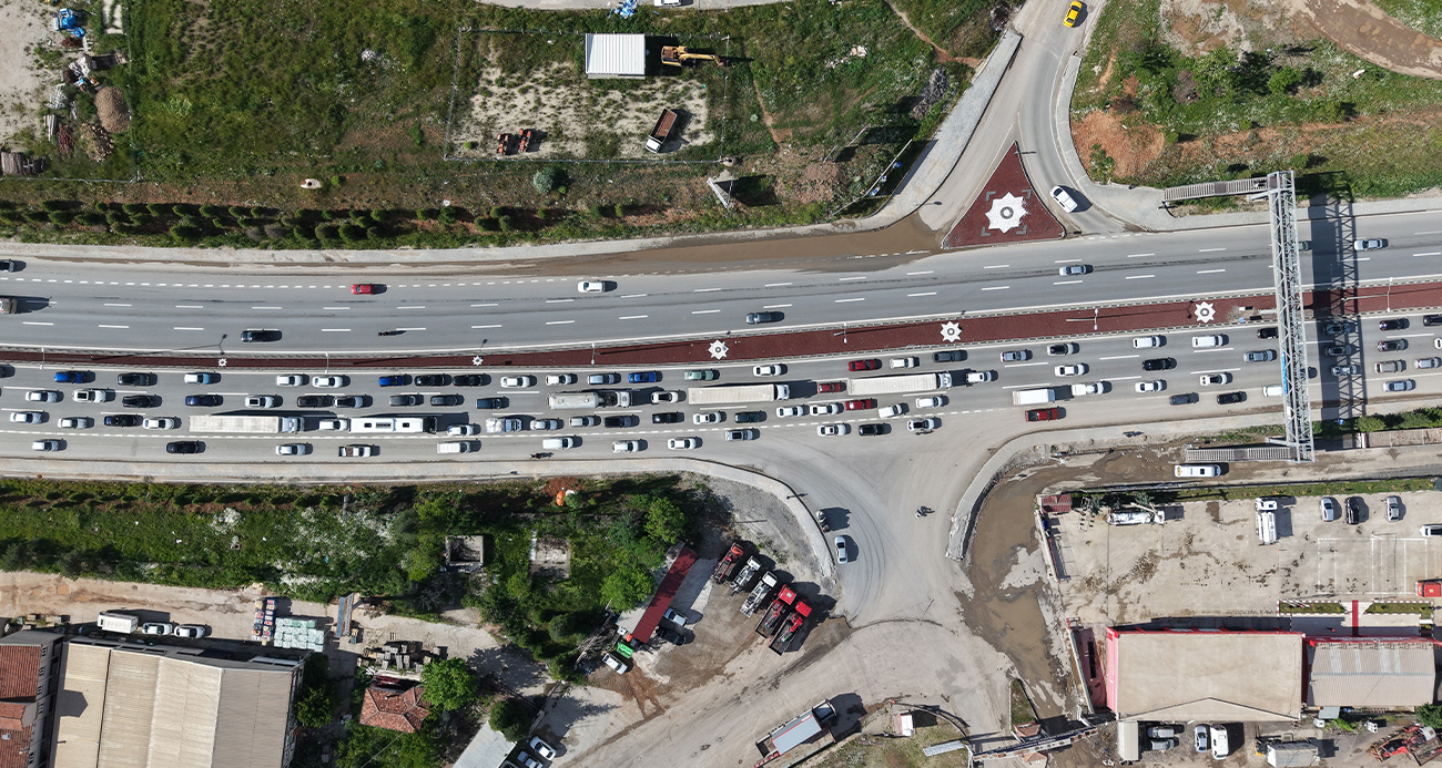 Ulaşımda 43 ilin geçiş noktası "kilit kavşak" Kırıkkale’de, 9 günlük Kurban Bayramı tatili dolasıyla yaşanan trafik yoğunluğu havadan görüntülendi.