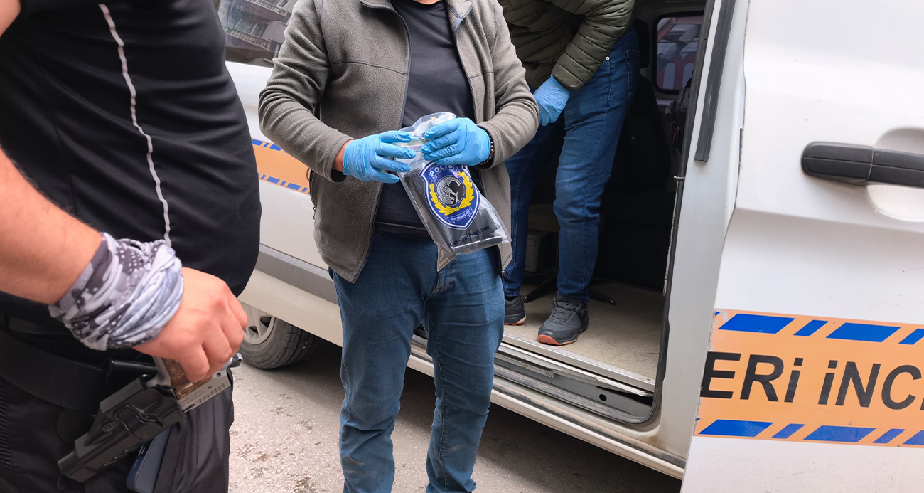 Bursa’nın İnegöl ilçesinde polis ekiplerinden kaçan şüphelinin üzerinden ruhsatsız tabanca çıktı.