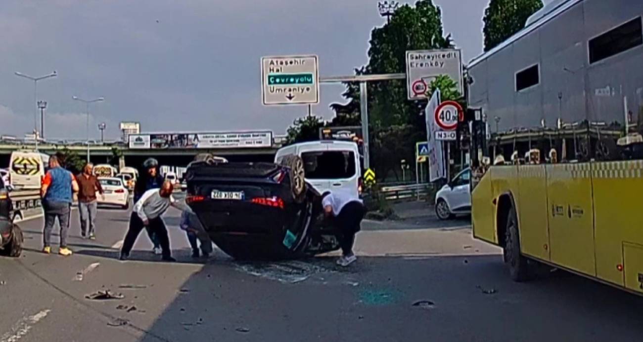 Kadıköy’de sürücüsünün rahatsızlanması sonucu otomobil takla attı
