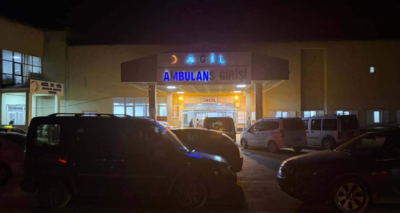 Hakkari’nin Yüksekova ilçesinde hastanenin kazan dairesinde meydana gelen doğal gaz patlamasında 3 personel yaralandı.