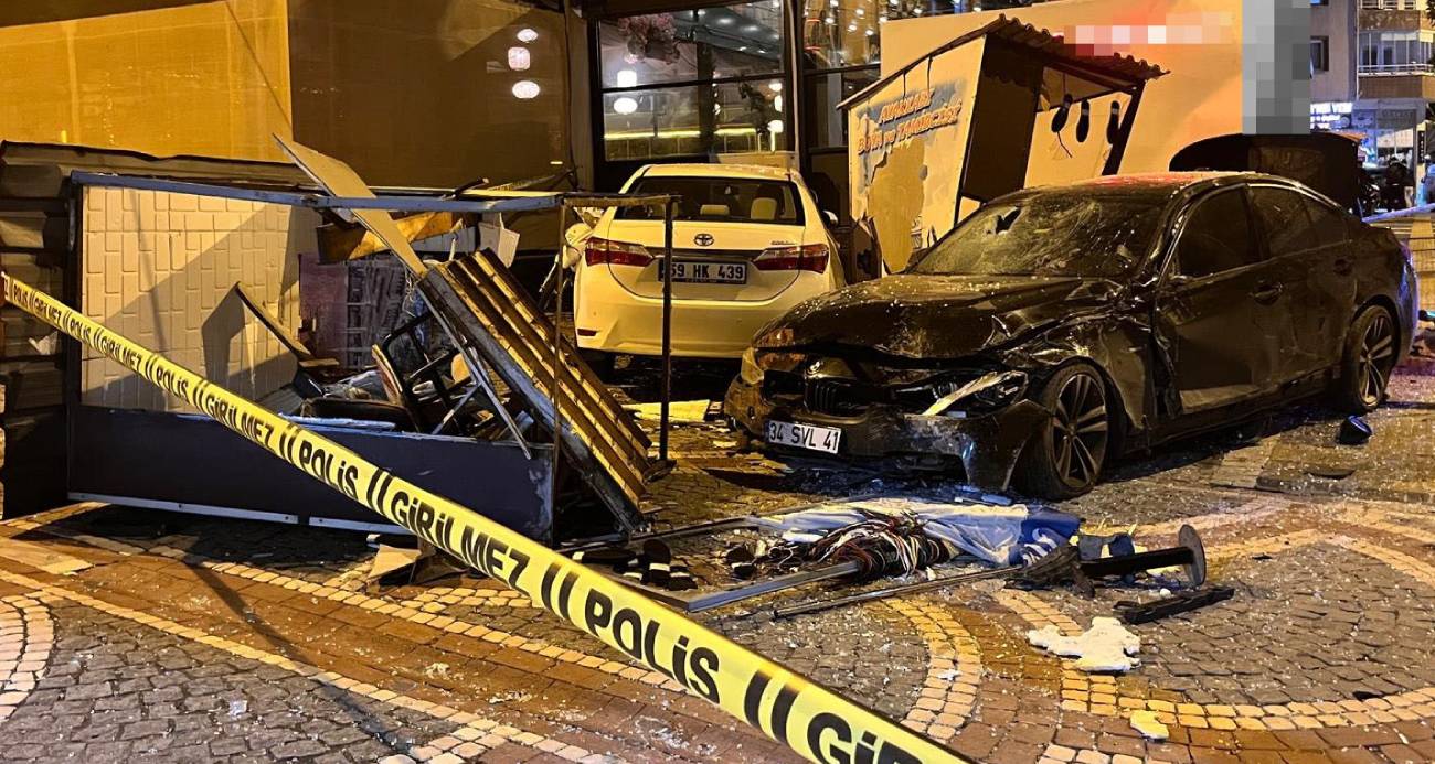Tekirdağ’ın Hayrabolu ilçesinde meydana gelen trafik kazasında, kontrolden çıkan otomobilin otobüs durağına çarpması sonucu 3 kişi yaralandı.