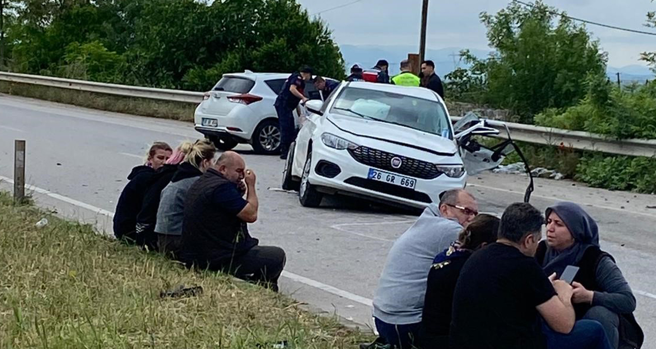 Çanakkale'nin Biga ilçesinde iki otomobilin çarpışması sonucu meydana gelen kazada ölü sayısı 3'e yükseldi.