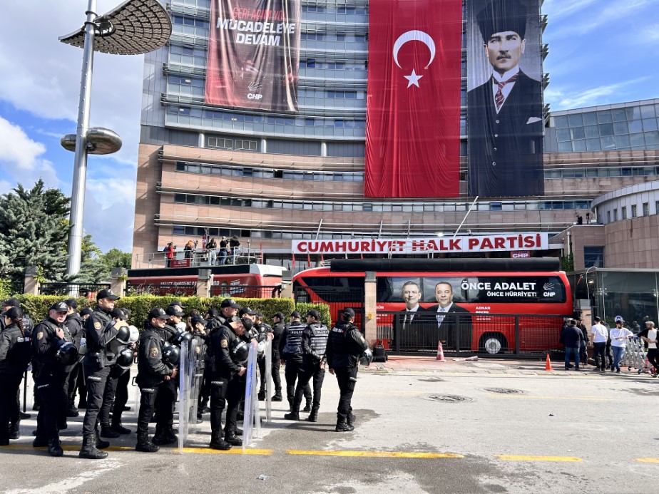 CHP, Genel Merkezi önünde çıkan tartışmada su şişeleri havada uçuştu