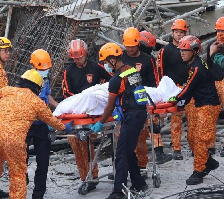Filipinler'de inşaat halindeki bina çöktü: 1 ölü, 22 kişi enkaz altında
