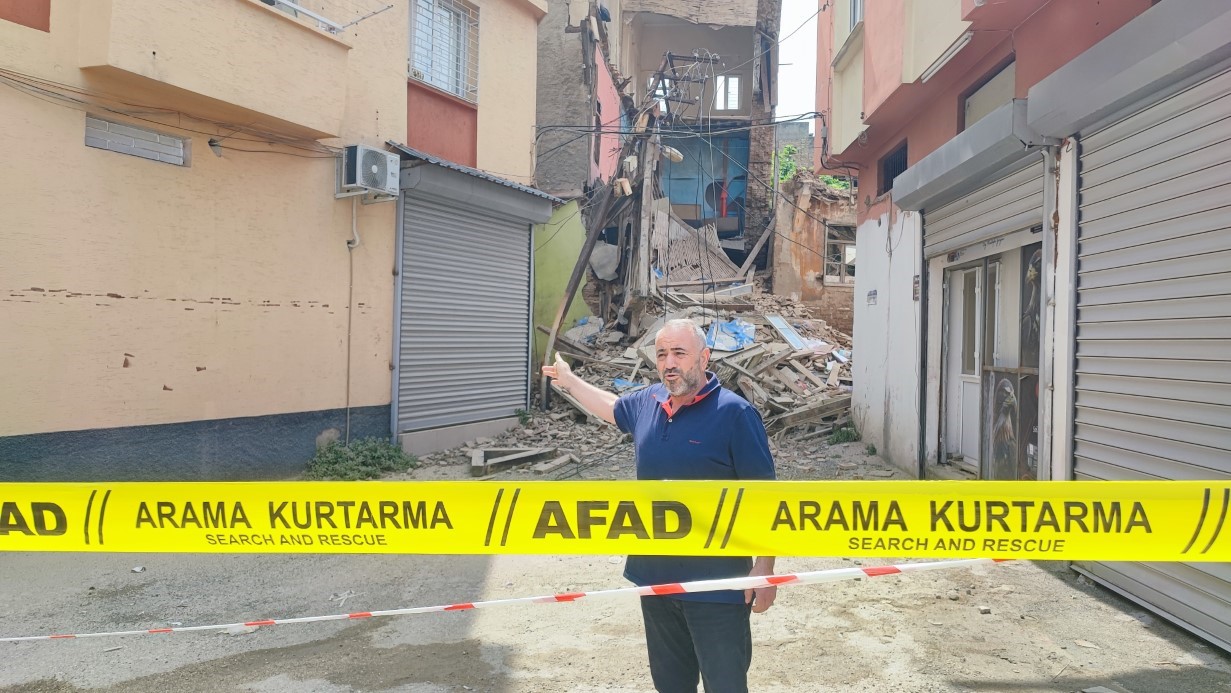 Sağanak ve deprem sonrası metruk binanın bir kısmı yıkıldı