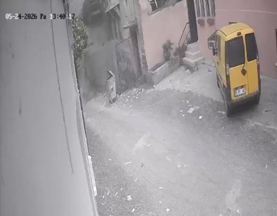 Sağanak ve deprem sonrası metruk binanın bir kısmı yıkıldı