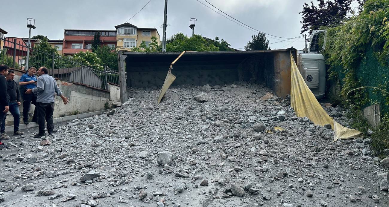 Sarıyer’de moloz yüklü kamyon geri kayarak devrildi, sürücü yaralandı