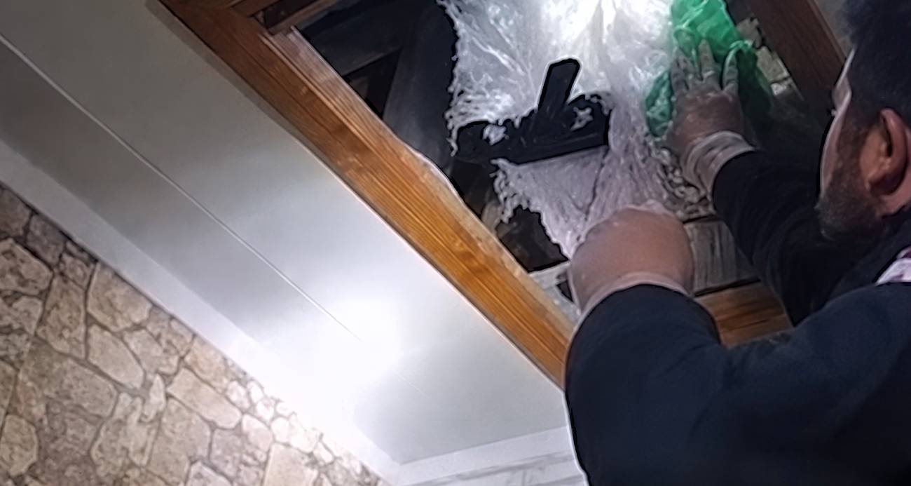 Kırıkkale’de düzenlenen operasyonda, evin çatı kısmında saklanan Kalaşnikof silah ile birlikte pompalı tüfek, kuru sıkı tabanca ve 839 adet fişek ele geçirildi.