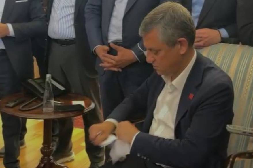 Özgür Özel kendisine verilen mutlak butlan tebligatını yırttı