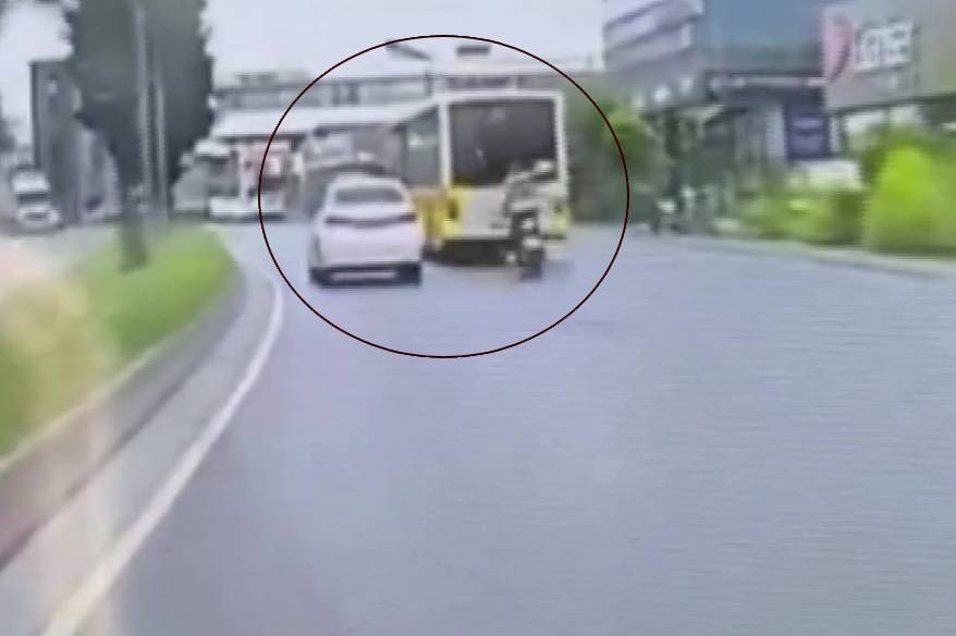 Esenyurt’ta motokurye İETT otobüsüne çarptı