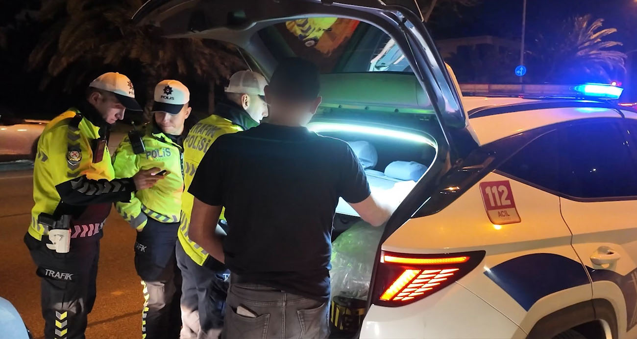 İstanbul’da sosyal medyada paylaşılan drift görüntüleri üzerine harekete geçen İstanbul Emniyet Müdürlüğü C Bölge Trafik Denetleme Şube Müdürlüğü ekipleri, Kadıköy’de trafik güvenliğini tehlikeye düşüren iki sürücüyü yakaladı.