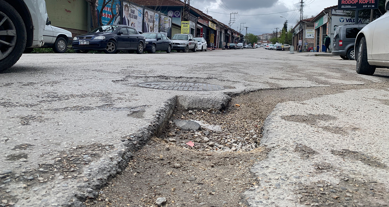 Yollardaki bakım eksikliği sebebiyle araçlarda meydana gelen lastik yarılması, jant yamulması ve alt takım hasarları çoğu zaman ‘Şanssızlık’ ya da ‘görünmeyen kaza’ denilerek geçiştiriliyor. Oysa hukukçular öyle düşünmüyor. Kapatılmayan çukura düşüp hasar gören otomobilin ya da araçların bozuk yolda sıçrattığı çamur yüzünden kullanılamaz hale gelen kıyafetin parası, ilgili kurumdan (Belediye-Karayolları) hizmet kusuru tazminatıyla tahsil edilebiliyor. Yollarda oluşan çukurlar, hatalar ya da yönlendirme levhaları eksiklikleri dolayısı ile aracı hasar gören sürücüleri uyaran hukukçular, "Aracınız yoldaki bir çukura düşerek hasar gördüyse, bu durum bir kaza değil yolun bakımından sorumlu olan kurumun hizmet kusurudur" uyarısında bulunuyor.