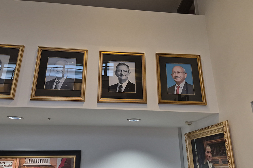 CHP Genel Merkezi'nde Kılıçdaroğlu'nun fotoğrafı tekrar asılıp, isimliği makam odasının kapısına takıldı