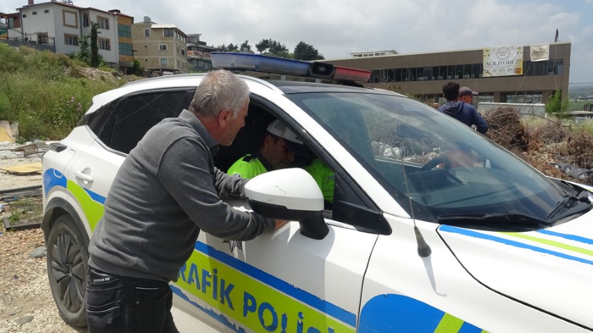 İlk kez ceza yiyen sürücü 4 bin TL’lik hız cezası için polis ekiplerini tebrik etti