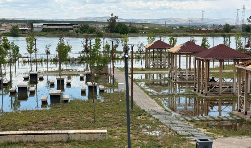 Fırat Nehri taştı, her yeri su bastı