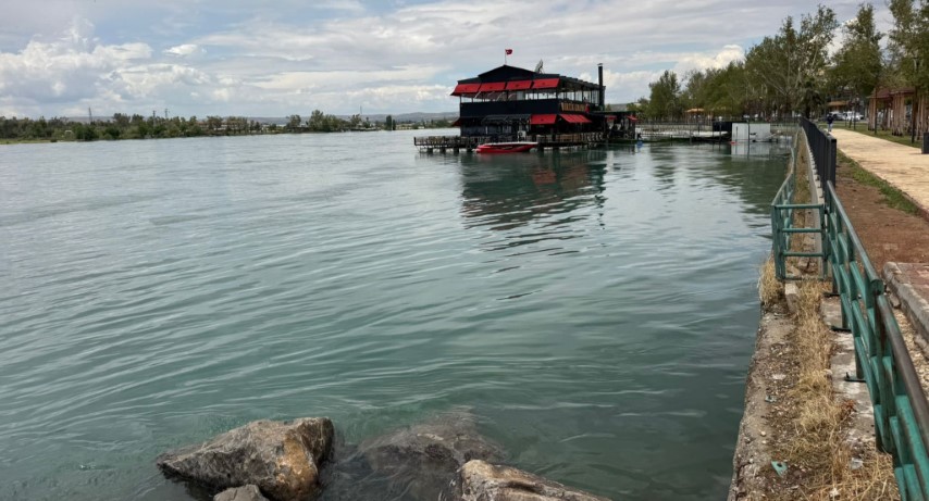 Fırat Nehri taştı, her yeri su bastı