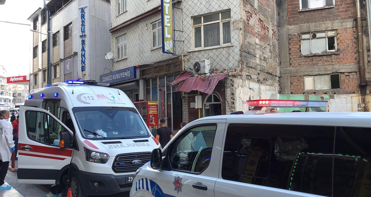 Elazığ’da 72 yaşındaki yaşlı adam, otel odasında ölü bulundu. Şahsın 6 gün önce hayatını kaybettiği ve gerçeğin oteli koku sarınca ortaya çıktığı öğrenildi.