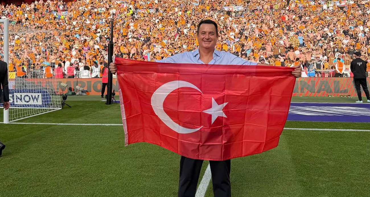 Hull City’nin Premier Lig’e yükselmesinin ardından kutlamaların adresi Hull şehir meydanındaki City Hall oldu.