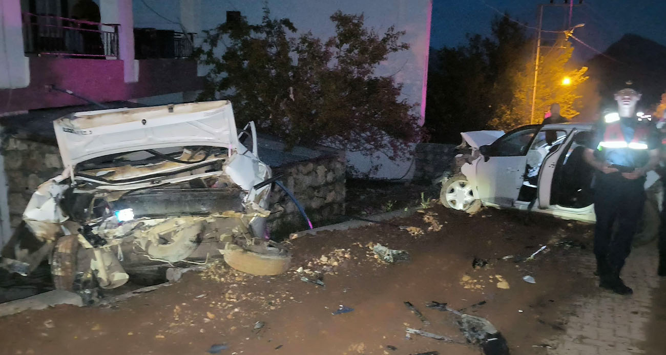 Adıyaman’ın Kahta ilçesinde kontrolden çıkan otomobilin park halindeki araca çarpması sonucu 4 kişi yaralandı.