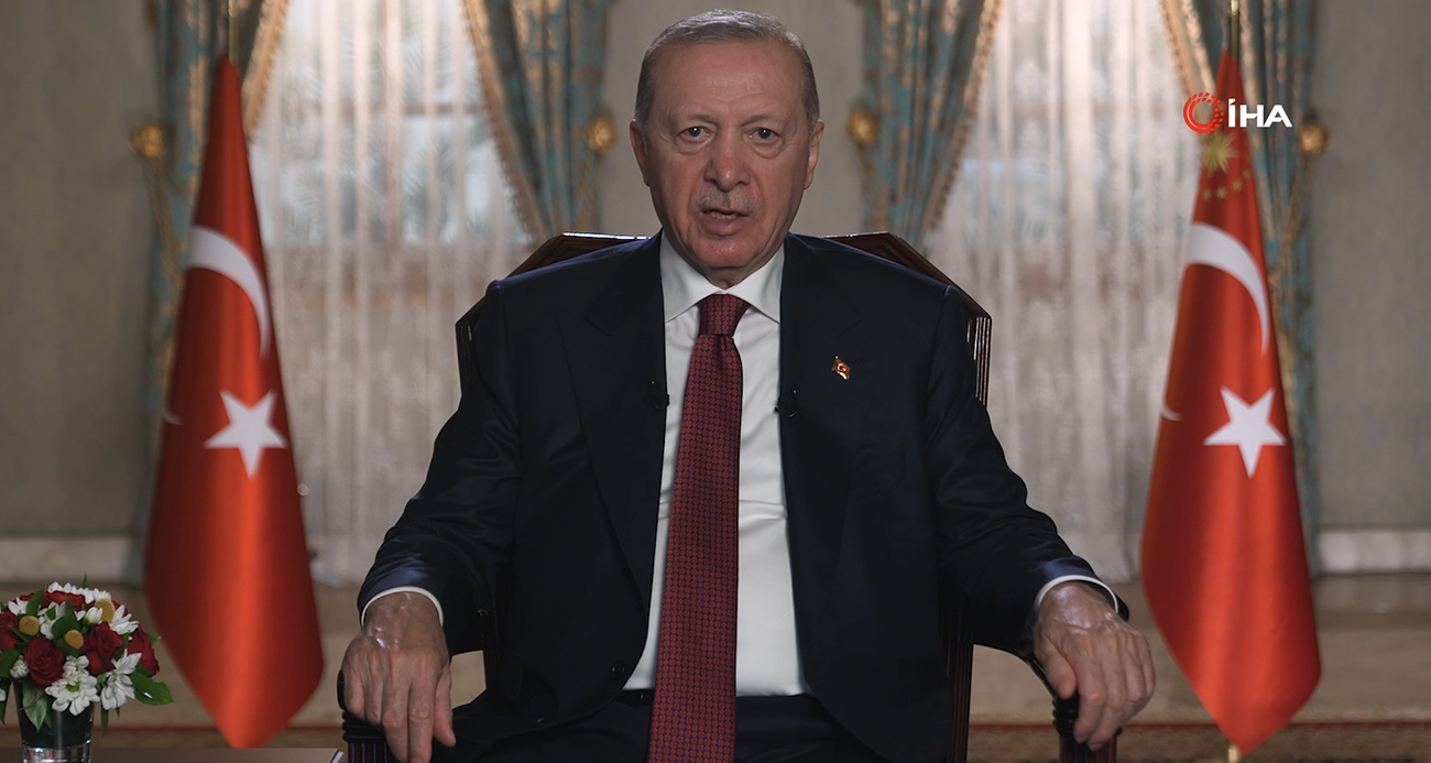 Cumhurbaşkanı Recep Tayyip Erdoğan, Kurban Bayramı dolayısıyla bir mesaj paylaştı. Erdoğan, "Etrafımızdaki toz bulutu dağıldıktan sonra inşallah yeni dönemin parlayan yıldızlarından birisi Türkiye’miz olacaktır. Bunun için ne gerekiyorsa yapıyoruz. Ülkemizin istikbali ile bölgemizin istikrarı açısından taşıdığı stratejik değer bugünlerde daha iyi anlaşılan terörsüz Türkiye süreci, bunlardan biridir" dedi