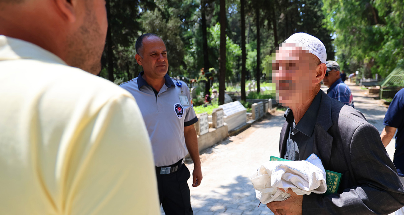 Adana’da Kurban Bayramı arefesinde mezarlıkta ‘Sahte hoca’ denetimi yapıldı. Kuran-ı Kerim ile dolaşıp dua okuyup para alan şahıslar tek tek teste tabi tutuldu. Görevli imam tarafından dua okuması istenen bir şahıs, duayı okuyamayınca mezarlıktan çıkartıldı.