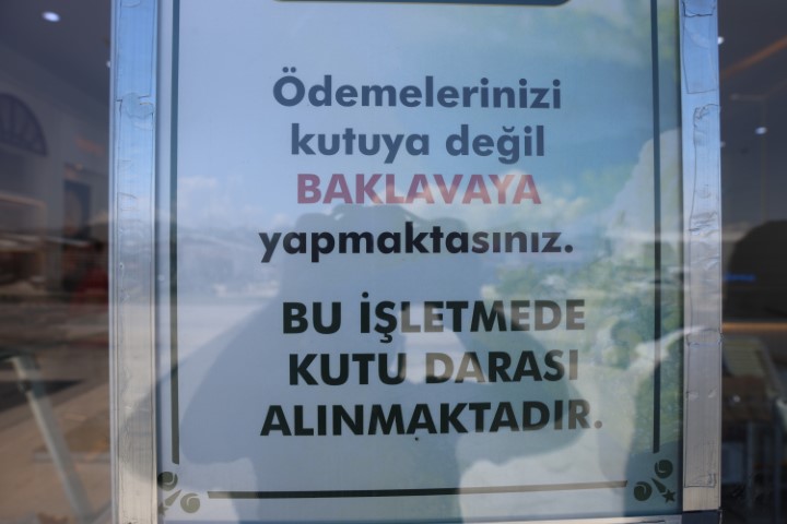 Baklava alırken kutuya para ödememek isteyenlere ‘Dara’ uyarısı