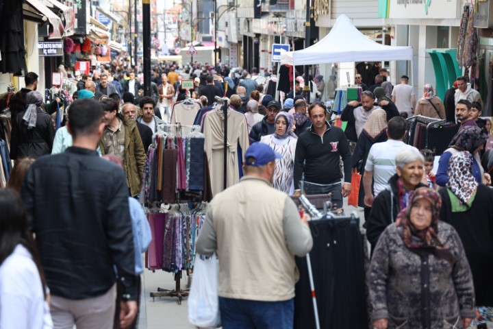 Sivas sokakları Taksim Meydanı’nı aratmadı: Gurbette yaşayan Sivaslılar memleketine akın etti